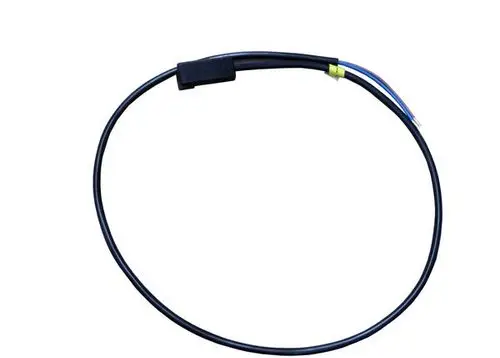 Kabel mit einem schwarzen Stecker und drei farbigen Drähten, hergestellt von Bosch. Das Kabel ist flexibel und eignet sich für elektrische Verbindungen.